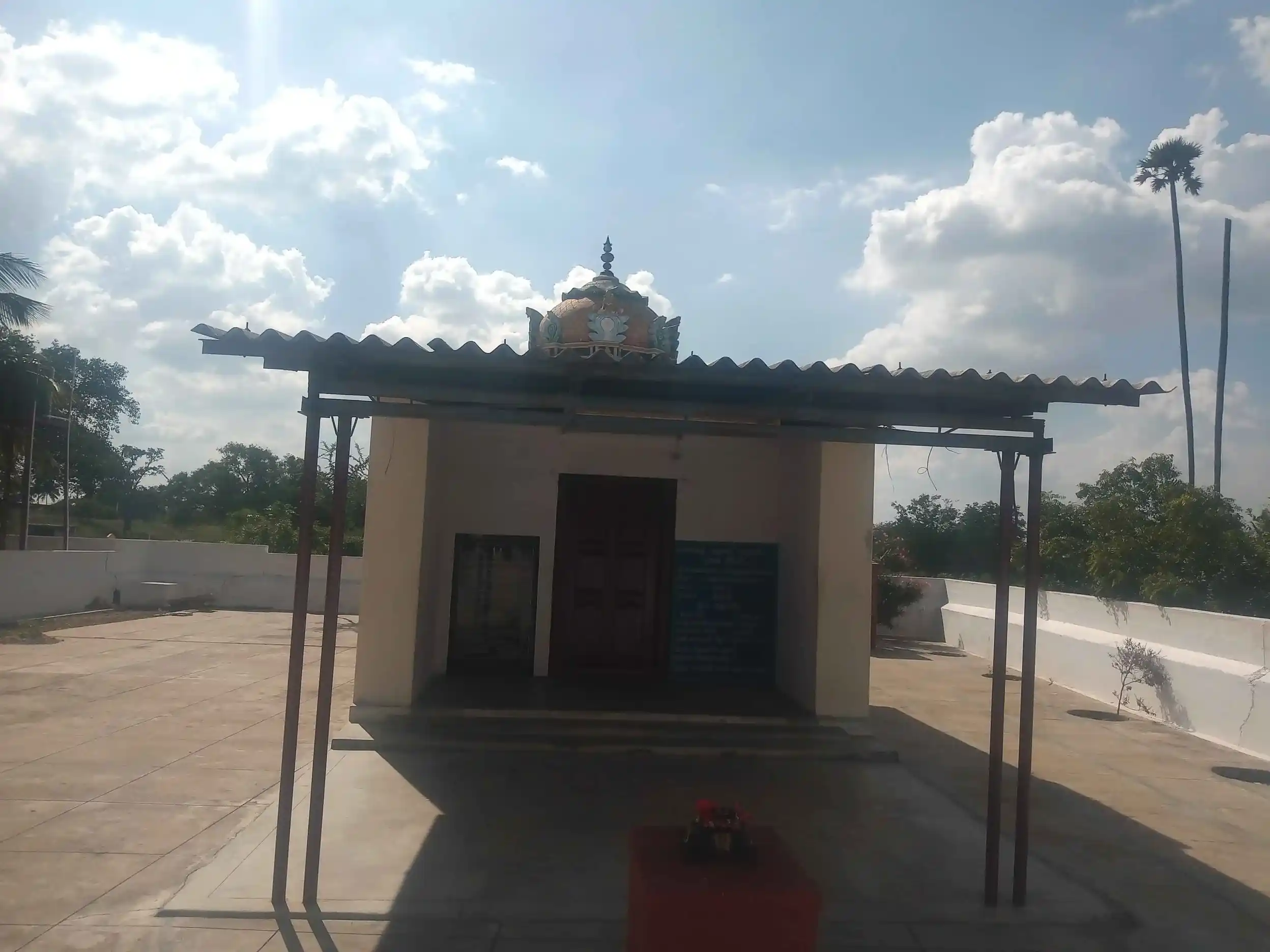 Arulmigu Karivaradharaja Perumal Temple, Mallegovundanpalayam - 641658 Temple