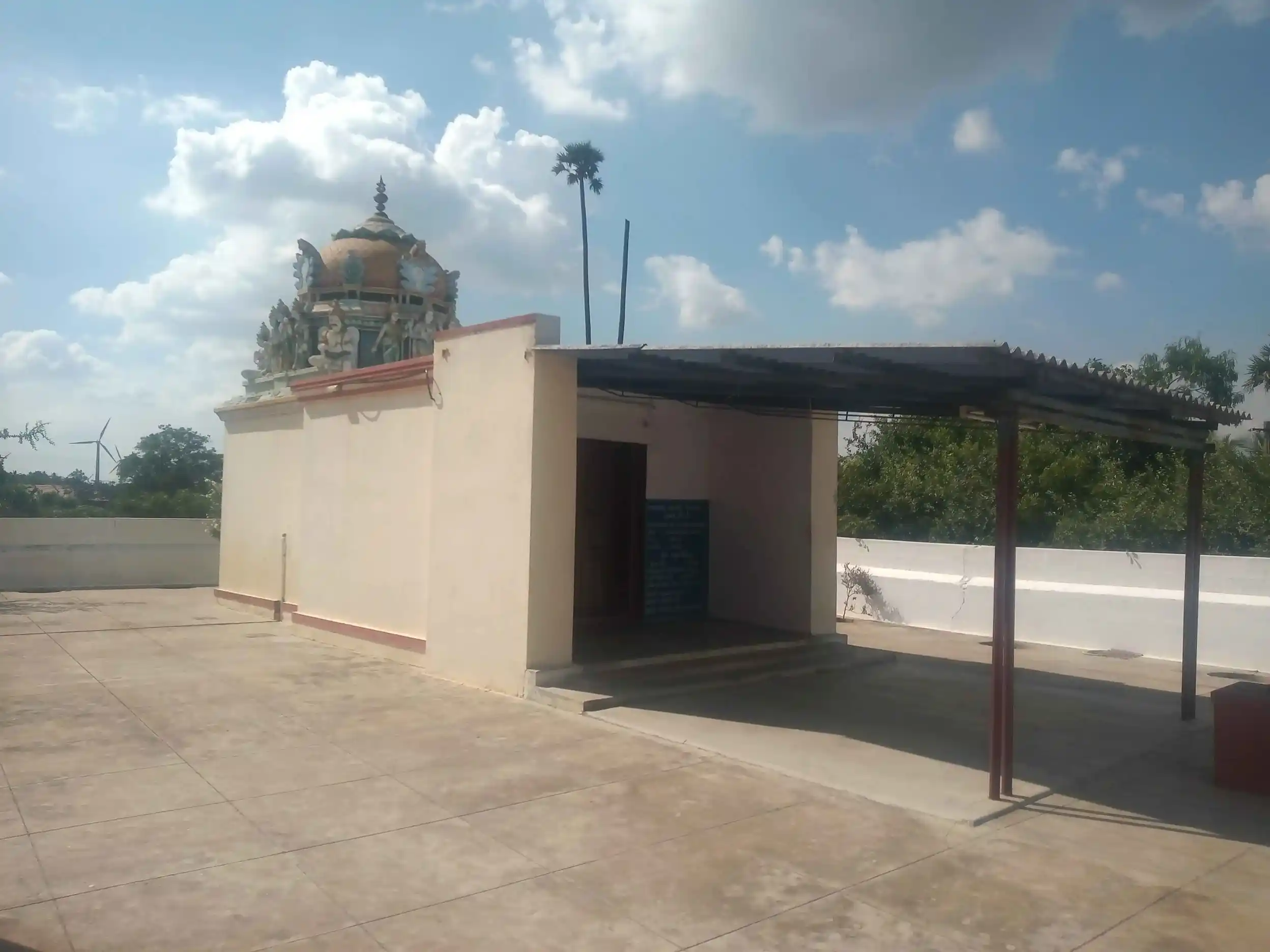 Arulmigu Karivaradharaja Perumal Temple, Mallegovundanpalayam - 641658 அருள்மிகு கரிவரதராஜப்பெருமாள் திருக்கோயில், Mallegovundanpalayam - 641658, Tiruppur - Ancient Temple Architecture and History Image 2