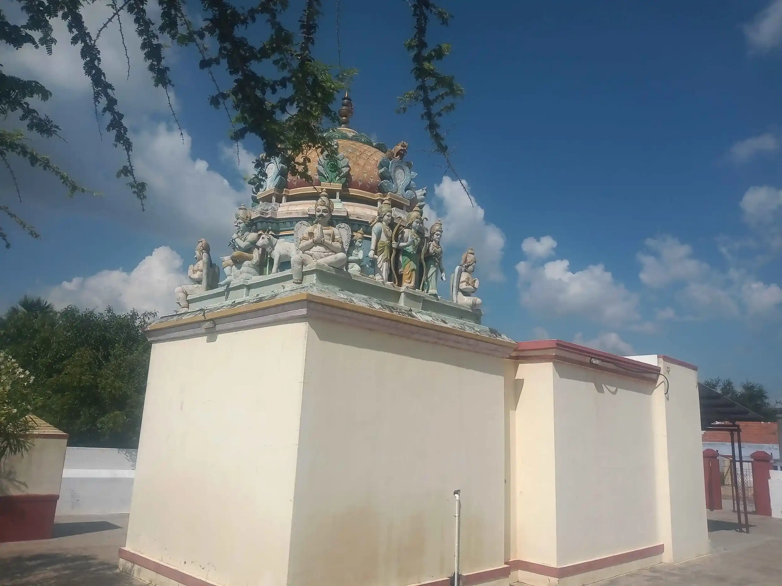 Arulmigu Karivaradharaja Perumal Temple, Mallegovundanpalayam - 641658 அருள்மிகு கரிவரதராஜப்பெருமாள் திருக்கோயில், Mallegovundanpalayam - 641658, Tiruppur - Ancient Temple Architecture and History Image 4