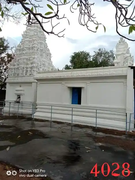 Arulmigu Karivaratharaja Perumal Temple, Sundarampalli - 635654 அருள்மிகு கரிவரதராஜப் பெருமாள் திருக்கோயில், சுந்தரம்பள்ளி - 635654, Thirupathur - Ancient Temple Architecture and History Image 3
