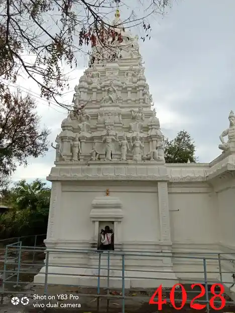 Arulmigu Karivaratharaja Perumal Temple, Sundarampalli - 635654 அருள்மிகு கரிவரதராஜப் பெருமாள் திருக்கோயில், சுந்தரம்பள்ளி - 635654, Thirupathur - Ancient Temple Architecture and History Image 4