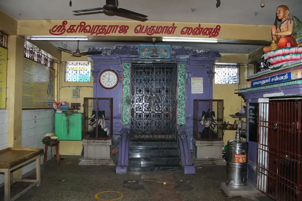 Arulmigu Karivaratharaja Peyrumal Temple, Madhavaram, Chennai - 600060 அருள்மிகு கரிவரதராஜப்பெருமாள் திருக்கோயில், மாதவரம், சென்னை - 600060, Chennai - Ancient Temple Architecture and History Image 4