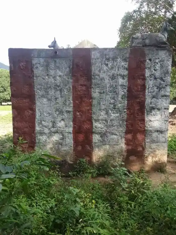 Arulmigu Kariya Perumal Temple, Thamarai Kombai, Harur - 636903 அருள்மிகு கரிய பெருமாள் திருக்கோயில், வள்ளி மதுரை, வள்ளி மதுரை - 636903, Dharmapuri - Ancient Temple Architecture and History Image 2