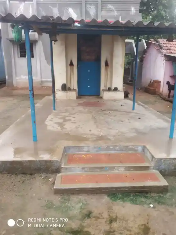 Arulmigu Kariya Perumal Temple, Vachchatti - 636905 அருள்மிகு கரிய பெருமாள், மாரியம்மன் திருக்கோயில், Vachchatti - 636905, Dharmapuri - Ancient Temple Architecture and History Image 3