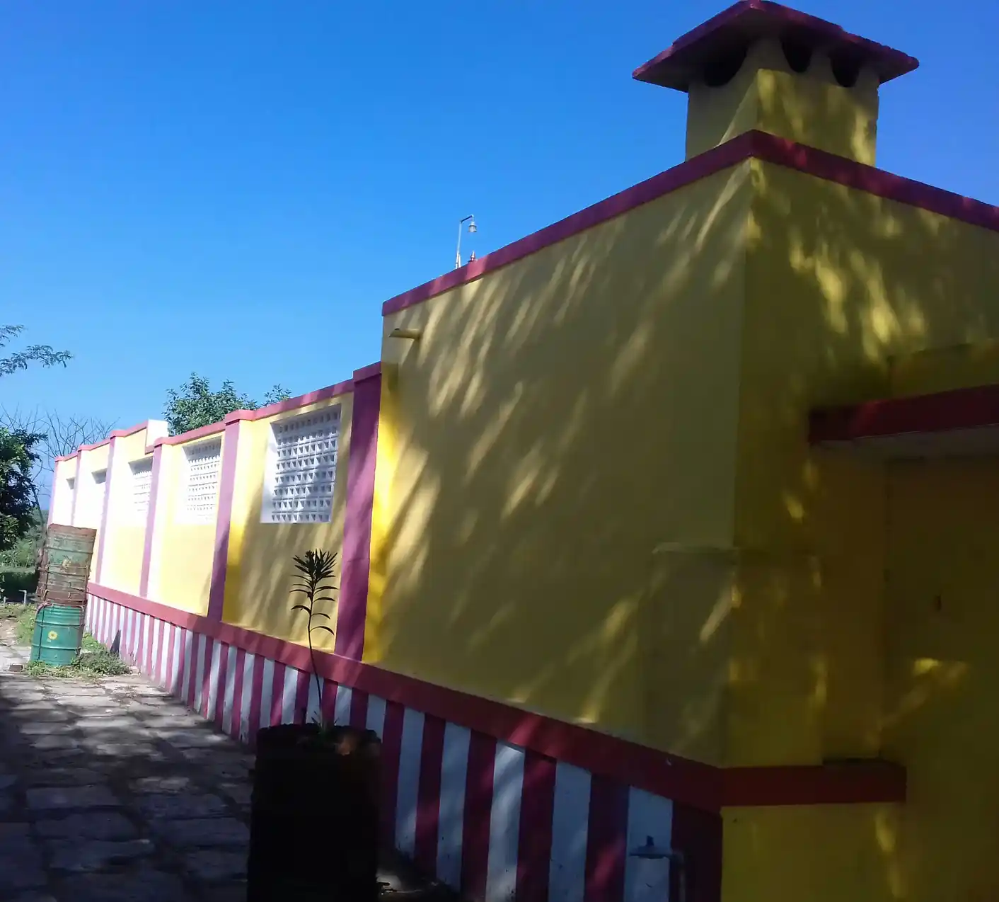 Arulmigu Kariyamal Azhakar Temple, West Side In The Village, Namashkarithanpatti. - 626123 அருள்மிகு கரியமால் அழகர் திருக்கோயில், கிராமத்தின் மேல்புறம், நமஸ்கரித்தான்பட்டி கிராமம் - 626123, Virudhunagar - Ancient Temple Architecture and History Image 4