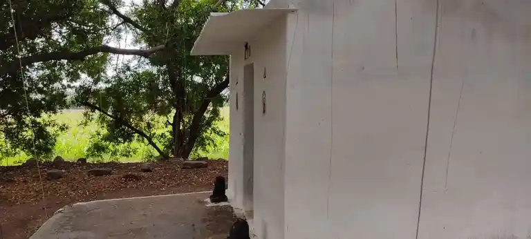 Arulmigu Kariyasellaperumal Temple, Thoppampatti - 644663 கரிய செல்லபெருமாள் திருக்கோயில், தொப்பம்பட்டி - 644663, Tiruppur - Ancient Temple Architecture and History Image 3