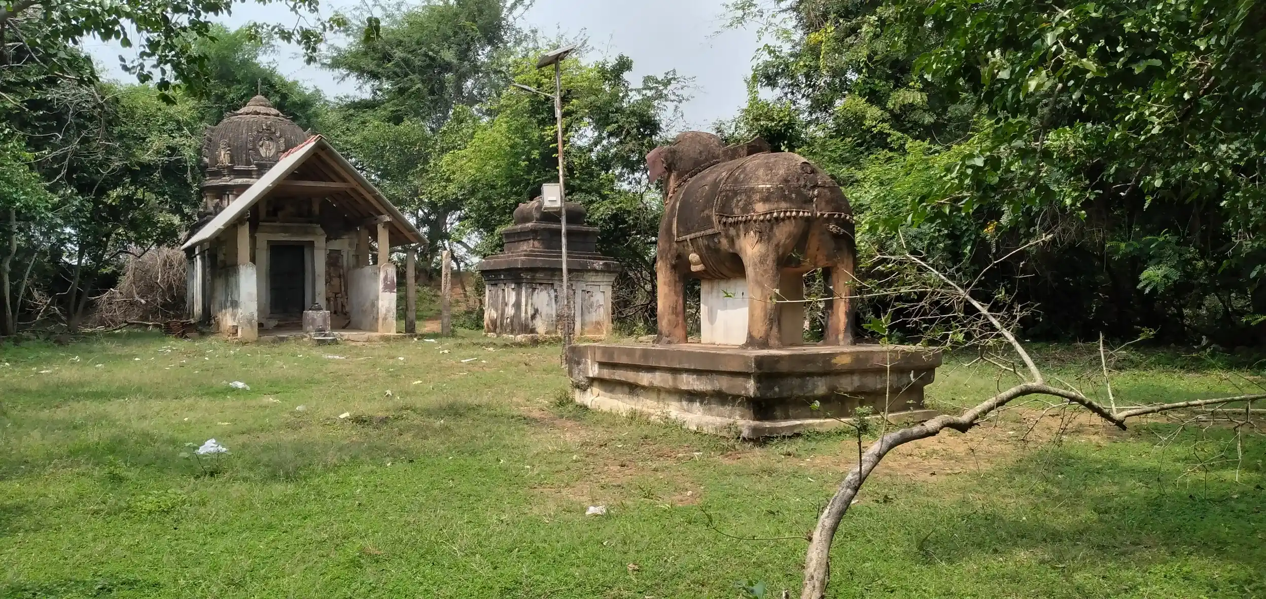 Arulmigu Karukudai Iyyanar Temple, Kuppaiyanpatti, Pudukkottai Taluk - 622203 அருள்மிகு கற்குடை ஐயனார் திருக்கோயில், குப்பையன்பட்டி,, புதுக்கோட்டை வட்டம் - 622203, Pudukkottai - Ancient Temple Architecture and History Image 3