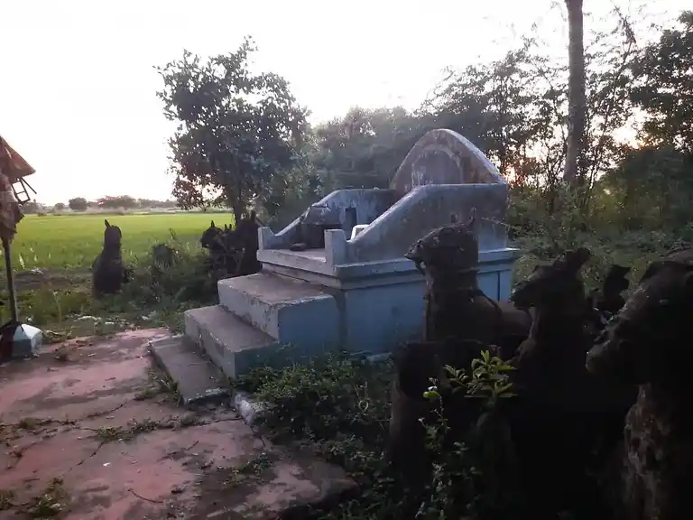 Arulmigu Karumbayiram Ayyanar Temple, Punganoor - 609117 அருள்மிகு கரும்பாயிர அய்யனார் திருக்கோயில், Sirkali - 609117, Mayiladuthurai - Ancient Temple Architecture and History Image 2