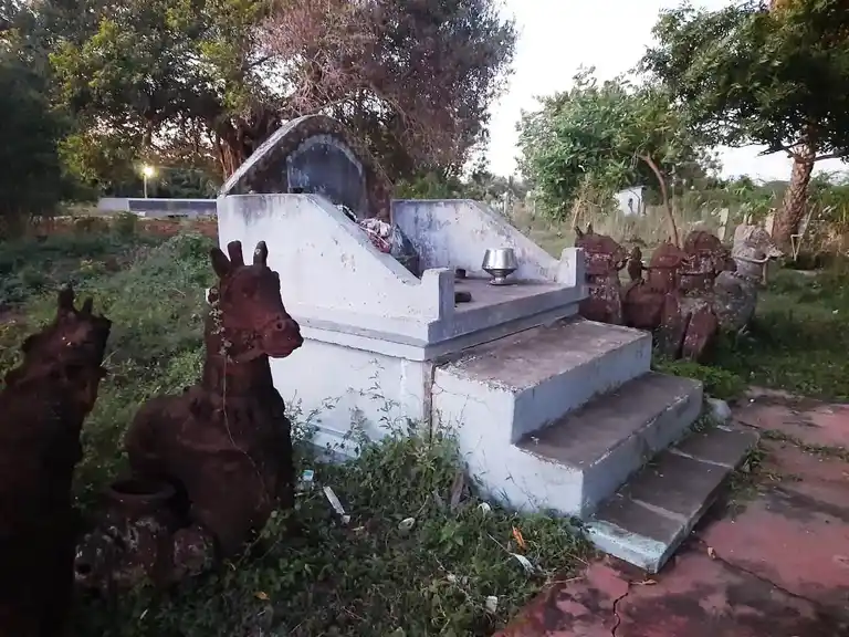 Arulmigu Karumbayiram Ayyanar Temple, Punganoor - 609117 அருள்மிகு கரும்பாயிர அய்யனார் திருக்கோயில், Sirkali - 609117, Mayiladuthurai - Ancient Temple Architecture and History Image 3