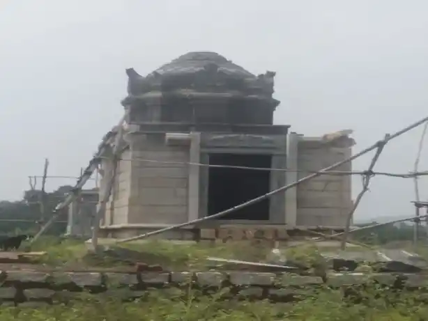 Arulmigu Karunagiri Varatharaja Perumal Temple, Ayyalur - 624801 அருள்மிகு கருணகிரி வரதராஜப்பெருமாள் திருக்கோயில், Ayyalur - 624801, Dindigul - Ancient Temple Architecture and History Image 4