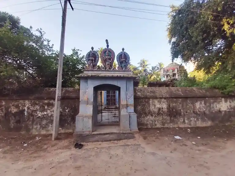 Arulmigu Karunaipureeswar Temple, Kazhukkanimuttam - 609203 அருள்மிகு கருணைபுரீஸ்வரர் திருக்கோயில், Kazhukkanimuttam - 609203, Mayiladuthurai - Ancient Temple Architecture and History Image 2