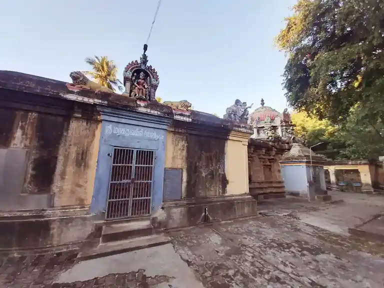 Arulmigu Karunaipureeswar Temple, Kazhukkanimuttam - 609203 அருள்மிகு கருணைபுரீஸ்வரர் திருக்கோயில், Kazhukkanimuttam - 609203, Mayiladuthurai - Ancient Temple Architecture and History Image 3