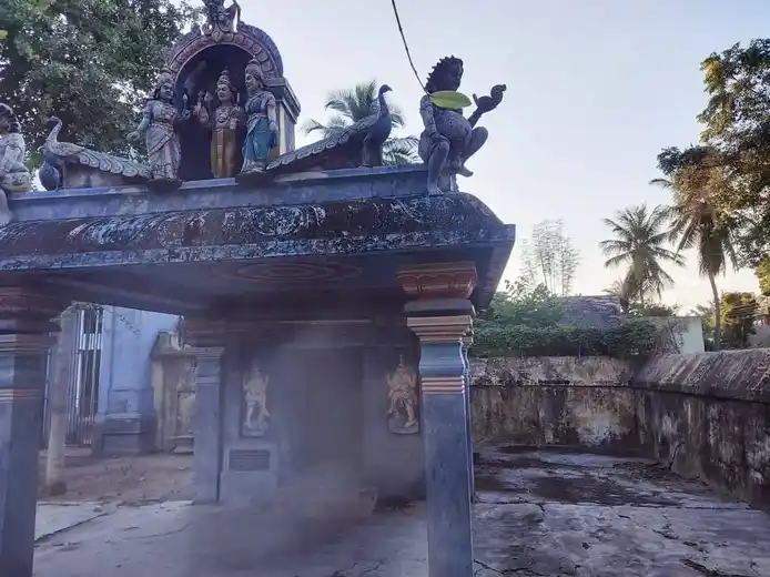 Arulmigu Karunaipureeswar Temple, Kazhukkanimuttam - 609203 அருள்மிகு கருணைபுரீஸ்வரர் திருக்கோயில், Kazhukkanimuttam - 609203, Mayiladuthurai - Ancient Temple Architecture and History Image 5