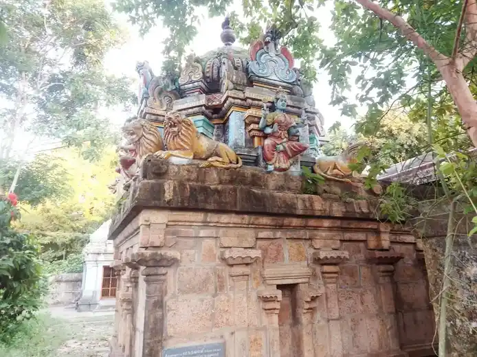 Arulmigu Karunaipureeswar Temple, Kazhukkanimuttam - 609203 அருள்மிகு கருணைபுரீஸ்வரர் திருக்கோயில், Kazhukkanimuttam - 609203, Mayiladuthurai - Ancient Temple Architecture and History Image 6