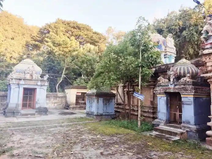 Arulmigu Karunaipureeswar Temple, Kazhukkanimuttam - 609203 அருள்மிகு கருணைபுரீஸ்வரர் திருக்கோயில், Kazhukkanimuttam - 609203, Mayiladuthurai - Ancient Temple Architecture and History Image 8