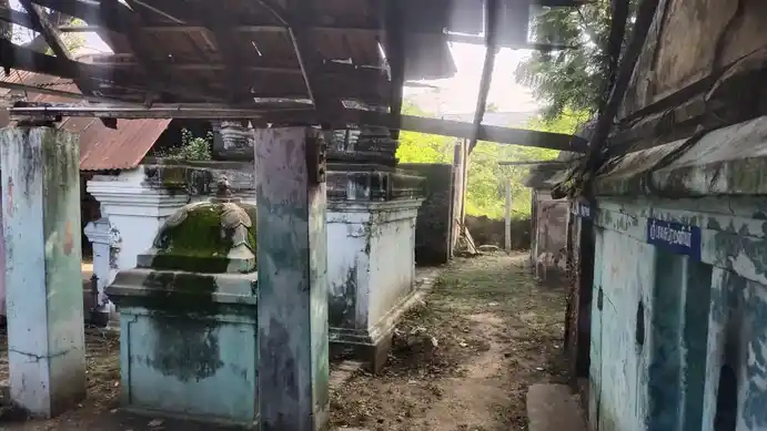 Arulmigu Karunakarsewarar Temple, Near Bus Stand, Thirurvarur - 610001