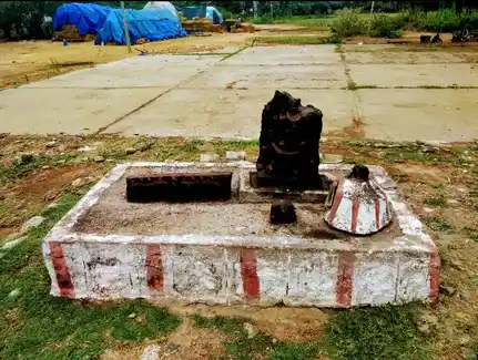 Arulmigu Karupannaswamy Temple, Kalaiyamputhur - 624615 அருள்மிகு கருப்பணசுவாமி தி/கோ, கலையம்புத்துhர், பழநி வட்டம் சுவாமி, Kalaiyamputhur - 624615, Dindigul - Ancient Temple Architecture and History Image 2