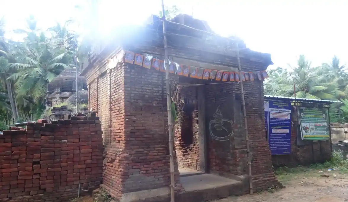 Arulmigu Kasivisvanatha Swamy And Varadarajaswamy Temple, Pillaiyampettai - 612103 அருள்மிகு காசிவிஸ்வநாத சுவாமி திருக்கோயில், Pillaiyampettai - 612103, Thanjavur - Ancient Temple Architecture and History Image 3