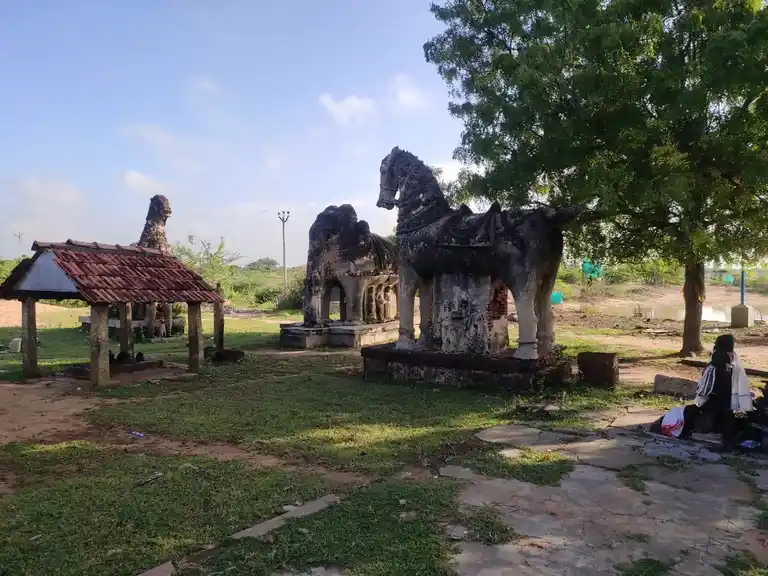 Arulmigu Kazhani Udaiya Ayyanar Temple, Aalappiranthan - 622202 அருள்மிகு கழனி உடைய அய்யனார் திருக்கோயில், Aalappiranthan - 622202, Pudukkottai - Ancient Temple Architecture and History Image 4