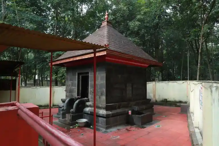 Arulmigu Koodaithookki Sastha Temple, Koodaithookki, Kulasekharam - 629161 Arulmigu Koodaithookki Sastha Temple, Koodaithookki, குலசேகரம் - 629161, Kanyakumari - Ancient Temple Architecture and History Image 4