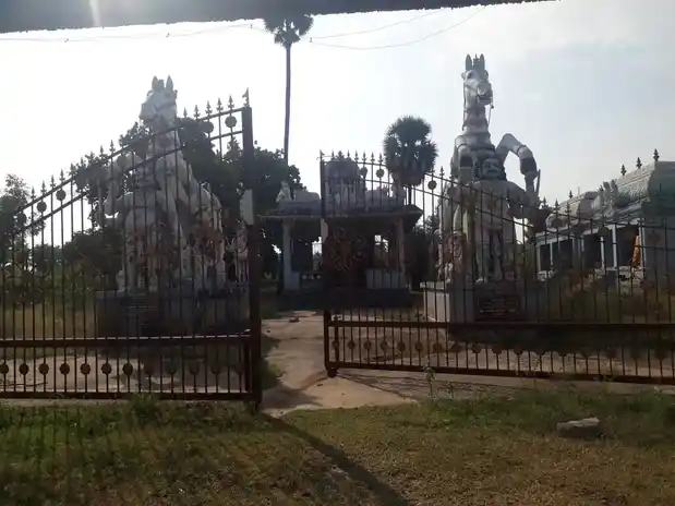 Arulmigu Koothinikkattu Ayyanar Temple, E.Pandangudi, E.Pandangudi - 625103 அருள்மிகு கூத்தினிக்காட்டு அய்யனார் கோயில், E.Pandangudi, E.Pandangudi - 625103, Madurai - Ancient Temple Architecture and History Image 3