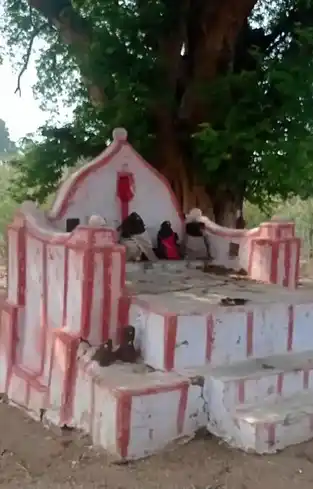 Arulmigu Krishnasamy And Mundasamy Temple, Kombadi Dhalavaipuram - 628301 அருள்மிகு கிருஷ்ணசாமி மற்றும் முண்டசாமி திருக்கோயில், Kombadi Dhalavaipuram - 628301, Thoothukudi - Ancient Temple Architecture and History Image 2