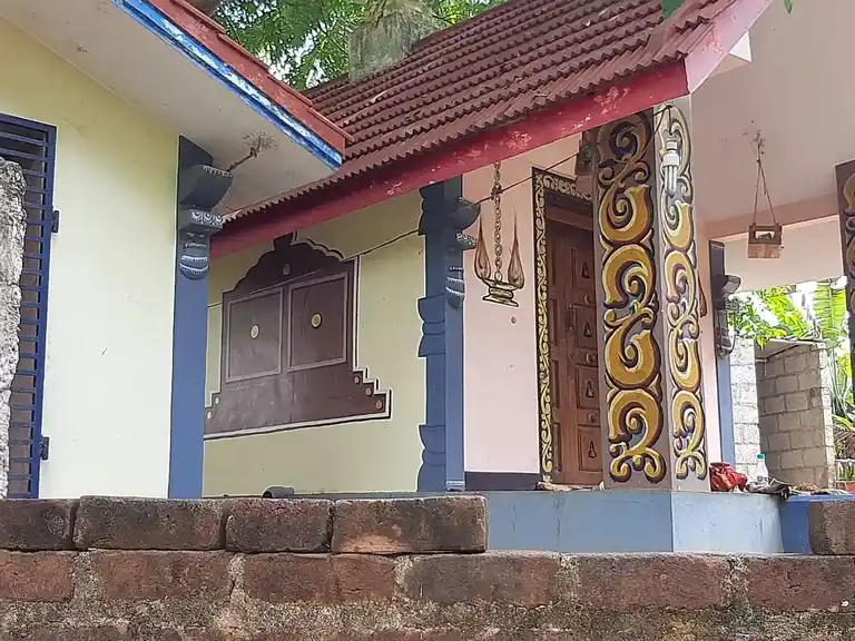 Arulmigu Krishnasamy Temple, Kuzhivilai, Padanthalumoodu - 629152 அருள்மிகு கிருஷ்ணசாமி திருக்கோயில், Kuzhivilai, Padanthalumoodu - 629152, Kanyakumari - Ancient Temple Architecture and History Image 4