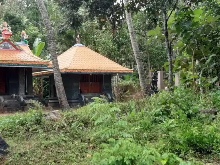 Arulmigu Krishnasamy Temple, Medhukummal, Athancode - 629165 அருள்மிகு கிருஷ்ணசாமி திருக்கோயில், Medhukummal, Athancode - 629165, Kanyakumari - Ancient Temple Architecture and History Image 2