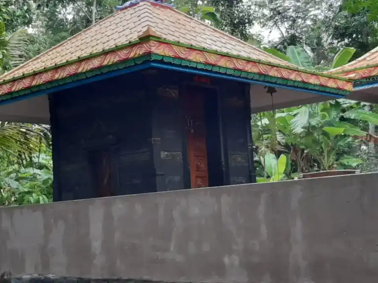 Arulmigu Krishnasamy Temple, Medhukummal, Athancode - 629165 அருள்மிகு கிருஷ்ணசாமி திருக்கோயில், Medhukummal, Athancode - 629165, Kanyakumari - Ancient Temple Architecture and History Image 4