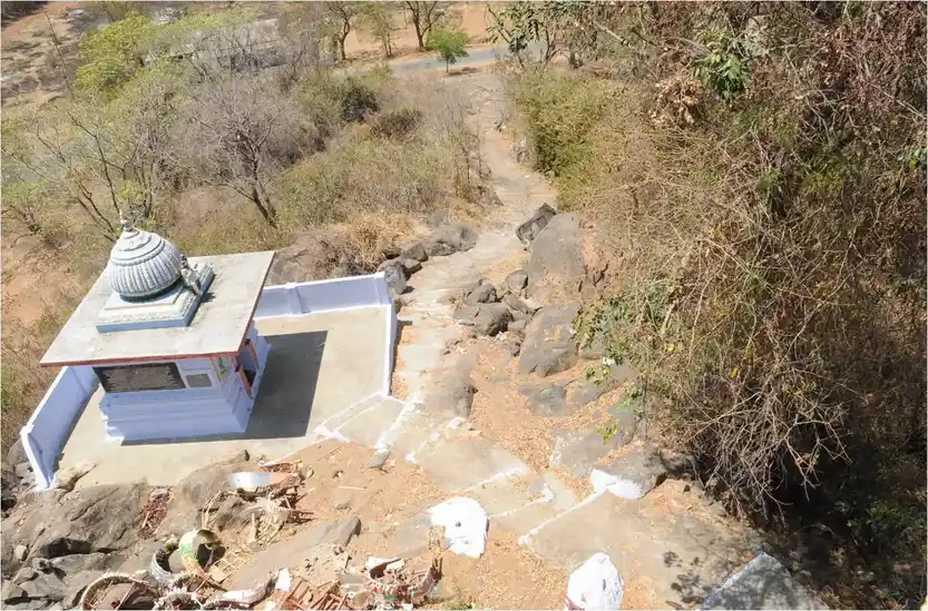 Arulmigu Kulanthai Velayudhasamy Temple, Kurunthamalai, Thekampatti - 641104 அருள்மிகு குழந்தை வேலாயுதசுவாமி திருக்கோயில்,  - 641104, Coimbatore - Ancient Temple Architecture and History Image 4