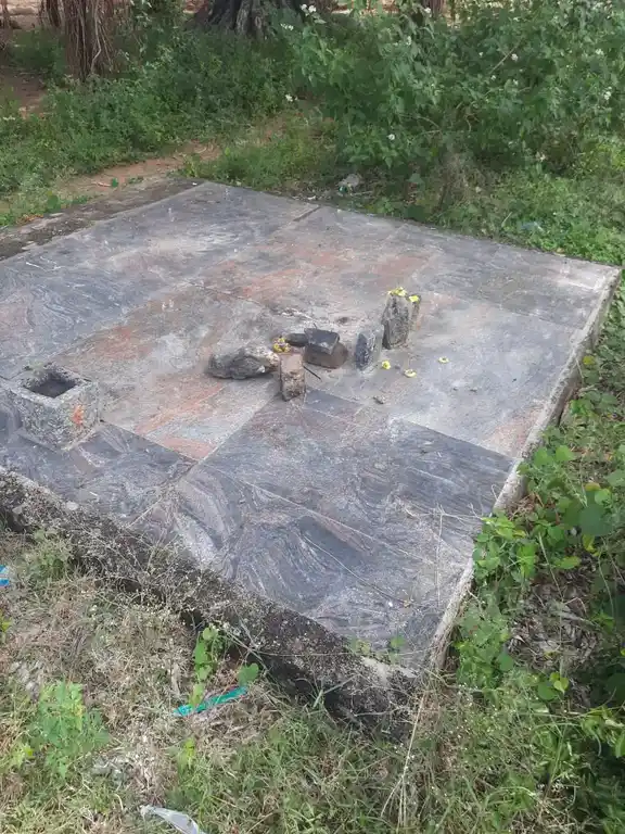 Arulmigu Kullarntha Swamy @ Koothandappan Swamy Temple, Elumichanahalli, Hanumandhapuram - 636808 அருள்மிகு குள்ளாத்தன அள்ளி சாமி திருக்கோயில், Elumichanahalli, Hanumandhapuram - 636808, Dharmapuri - Ancient Temple Architecture and History Image 2