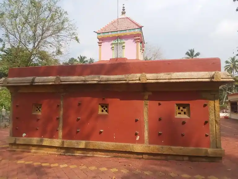 Arulmigu Kurunpetti Bhagavathiamman Temple, Marthandam, Nalloor - 629165 அருள்மிகு குறும்பேற்றி பகவதியம்மன் திருக்கோயில், Marthandam, Nalloor - 629165, Kanyakumari - Ancient Temple Architecture and History Image 3
