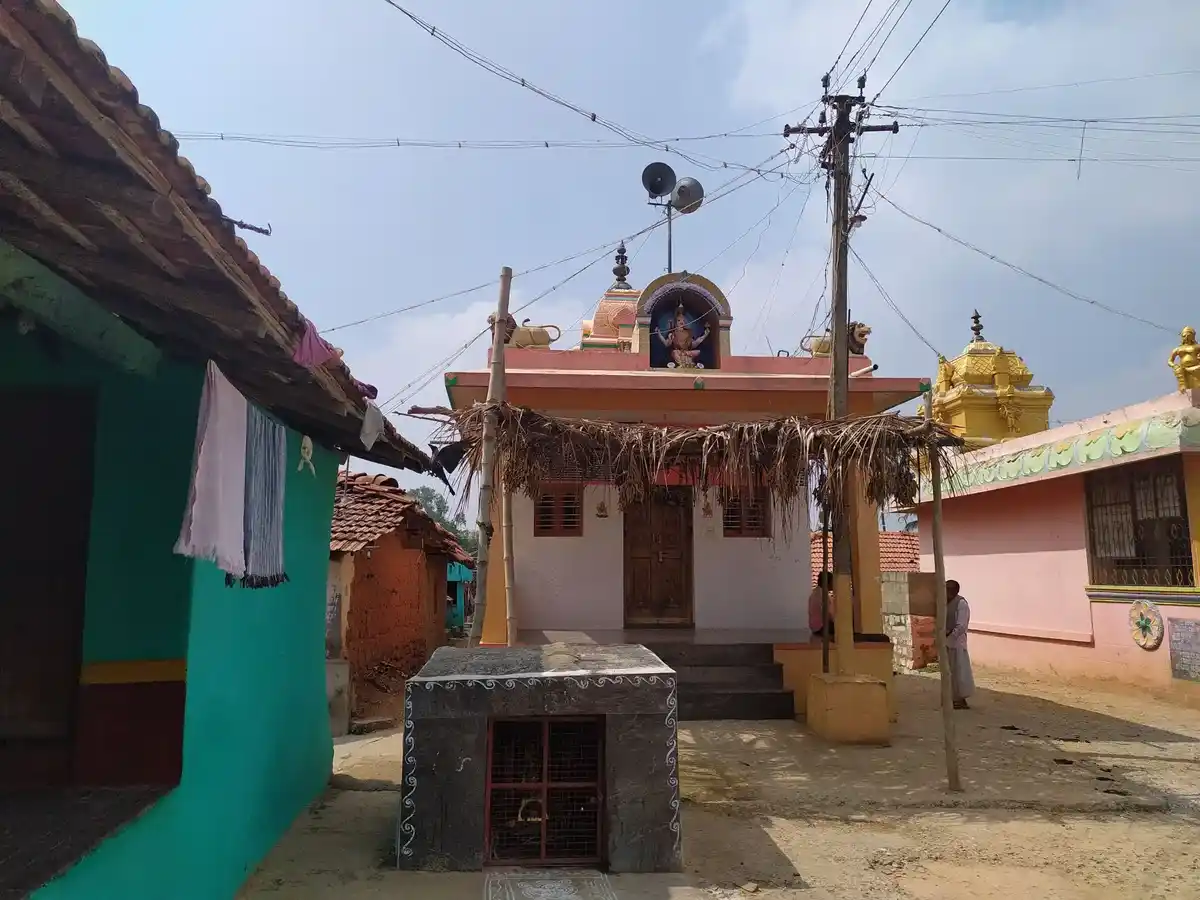 Arulmigu Kurupatti Uthamakaragam Temple, Saragapalli - 635114 அருள்மிகு குருபட்டி உத்தமகரகம் திருக்கோயில், Saragapalli - 635114, Krishnagiri - Ancient Temple Architecture and History Image 4