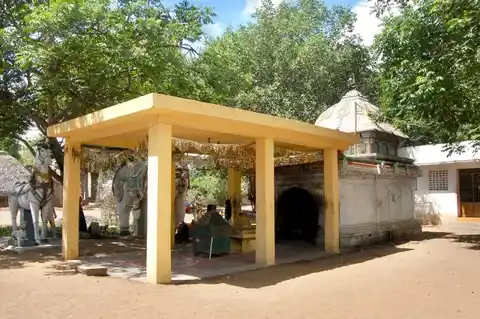 Arulmigu Kuttyyandavar Temple, South Pichavaram - 608002 அருள்மிகு குட்டியாண்டவர் திருக்கோயில், தெற்கு பிச்சாவரம் - 608002, Cuddalore - Ancient Temple Architecture and History Image 6
