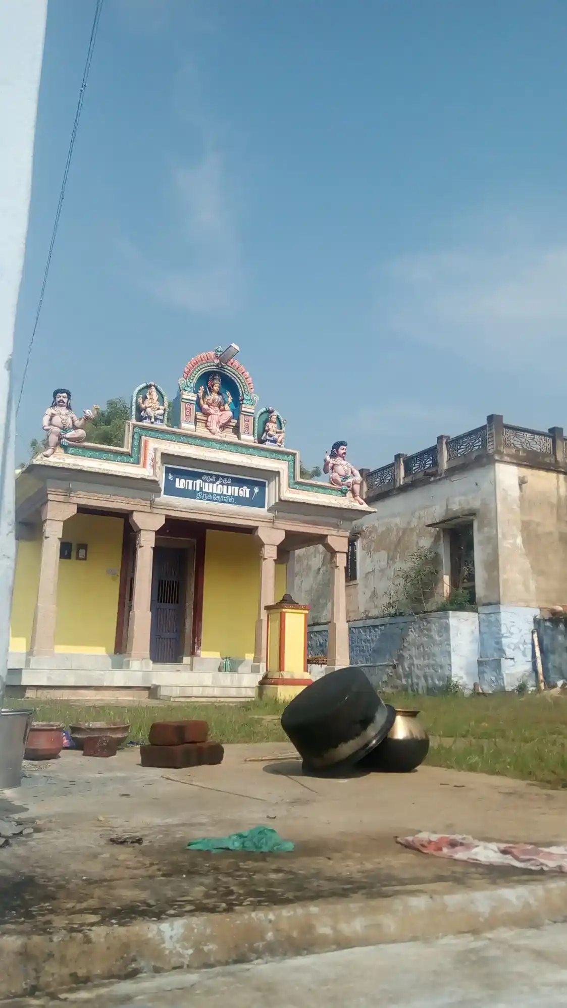 Arulmigu Kuyavar Street Mariamman Temple, Adaichani, Adaichani - 627413 அருள்மிகு குயவர்தெரு மாரியம்மன் திருக்கோயில், அடைச்சாணி, அடைச்சாணி - 627413, Tenkasi - Ancient Temple Architecture and History Image 2