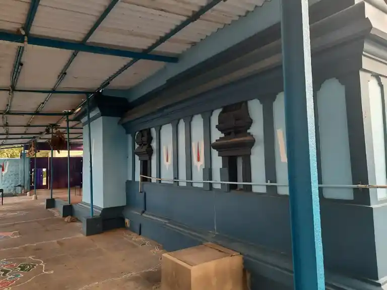 Arulmigu Lakshmi Narasimhar Temple, Inside The Village, Madhavaram - 600060 அருள்மிகு லட்சுமி நரசிம்மர் திருக்கோயில், Inside The Village, Madhavaram - 600060, Tiruvallur - Ancient Temple Architecture and History Image 4