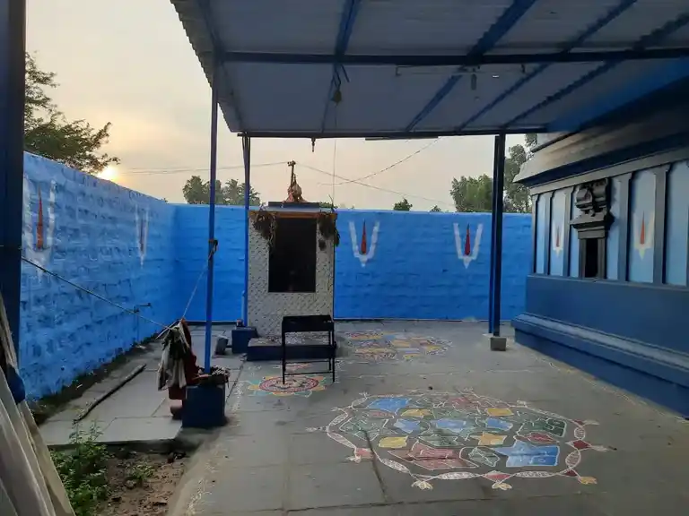 Arulmigu Lakshmi Narasimhar Temple, Inside The Village, Madhavaram - 600060 அருள்மிகு லட்சுமி நரசிம்மர் திருக்கோயில், Inside The Village, Madhavaram - 600060, Tiruvallur - Ancient Temple Architecture and History Image 6