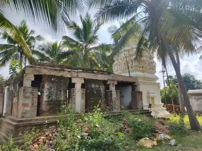Arulmigu Lakshmi Narasimma Swami Temple, Lakkinayakanpatti - 635602 அருள்மிகு லட்சுமிநரசிம்மசுவாமி திருக்கோயில், லக்கினாயக்கன் பட்டி - 635602, Thirupathur - Ancient Temple Architecture and History Image 2