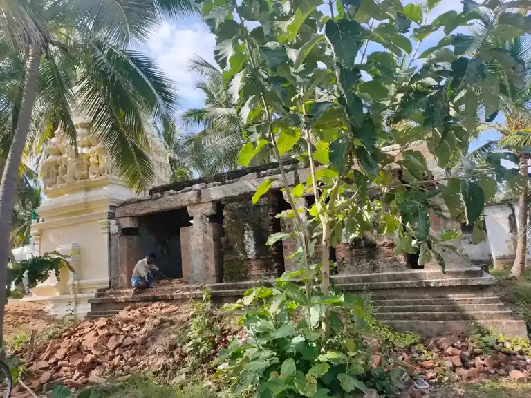 Arulmigu Lakshmi Narasimma Swami Temple, Lakkinayakanpatti - 635602 அருள்மிகு லட்சுமிநரசிம்மசுவாமி திருக்கோயில், லக்கினாயக்கன் பட்டி - 635602, Thirupathur - Ancient Temple Architecture and History Image 4