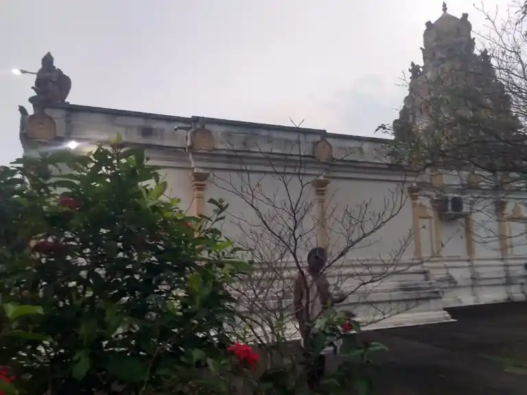 Arulmigu Lakshmi Narayana Perumal Temple, Eguvarpalayam - 601203 அருள்மிகு லட்சுமி நாராயணப்பெருமாள் திருக்கோயில், ஈகுவார்பாளையம் - 601203, Tiruvallur - Ancient Temple Architecture and History Image 3