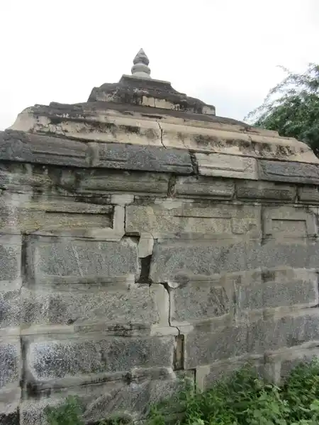 Arulmigu Lakshmi Narayana Perumal Temple, Kesarimangalam - 638311 அருள்மிகு லட்சுமி நாராயணப் பெருமாள் திருக்கோயில், Kesarimangalam - 638311, Erode - Ancient Temple Architecture and History Image 4