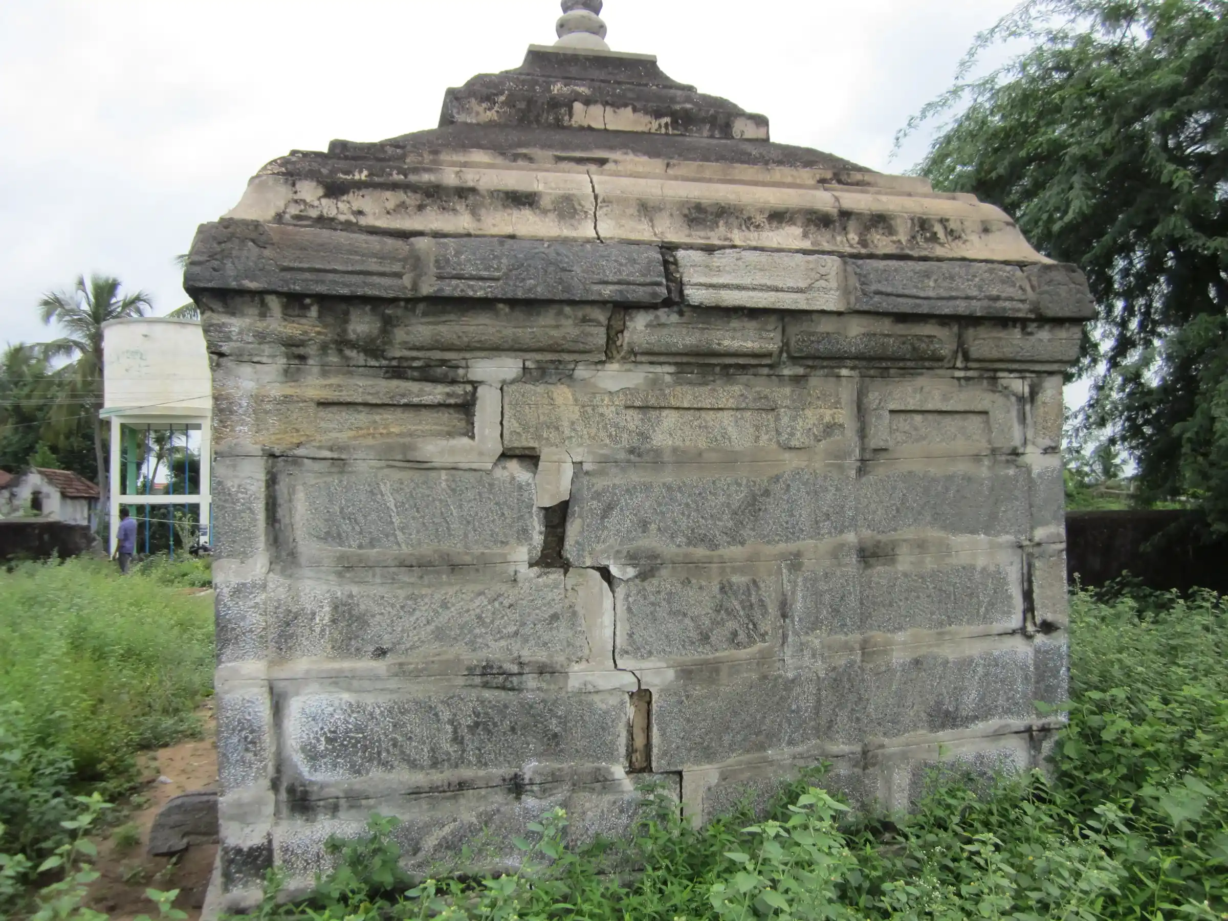Arulmigu Lakshmi Narayana Perumal Temple, Kesarimangalam - 638311 அருள்மிகு லட்சுமி நாராயணப் பெருமாள் திருக்கோயில், Kesarimangalam - 638311, Erode - Ancient Temple Architecture and History Image 6