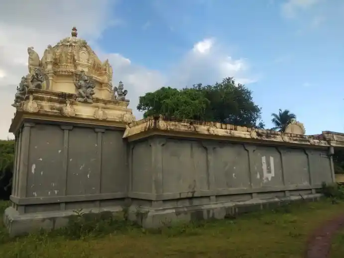 Arulmigu Lakshmi Narayana Perumal Temple, Kulipanthandalam - 603109 அருள்மிகு லட்சுமிநாராயண பெருமாள் திருக்கோயில், குளிப்பத்தண்டலம் - 603109, Chengalpattu - Ancient Temple Architecture and History Image 3