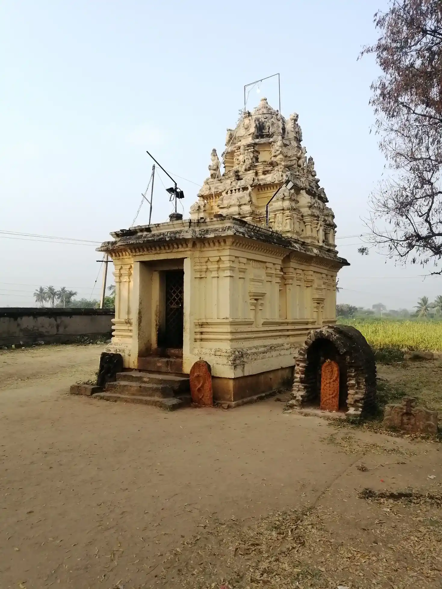 Arulmigu Lakshmi Narayana Perumal Temple, Moonjurpattu - 632057 அருள்மிகு லட்சுமி நாராயண பெருமாள் திருக்கோயில், மூஞ்சூர்பட்டு - 632057, Vellore - Ancient Temple Architecture and History Image 2