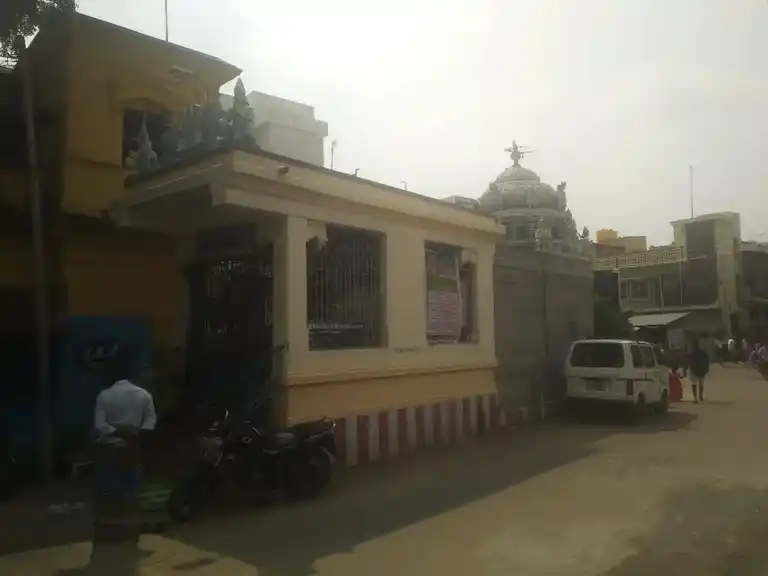Arulmigu Lakshmi Narayana Perumal Temple, Muthuboopalasamuthiram, Kulithalai - 639104 அருள்மிகு லஷ்மி நாராயணப்பெருமாள் திருக்கோயில், Muthuboopalasamuthiram, Kulithalai - 639104, Karur - Ancient Temple Architecture and History Image 4