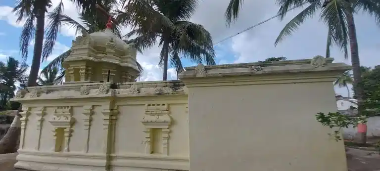 Arulmigu Lakshmi Narayana Perumal Temple, Ozhughur - 631001 அருள்மிகு லட்சுமி நாராயணப்பெருமாள் திருக்கோயில், ஒழுகூர் - 631001, Ranipet - Ancient Temple Architecture and History Image 2