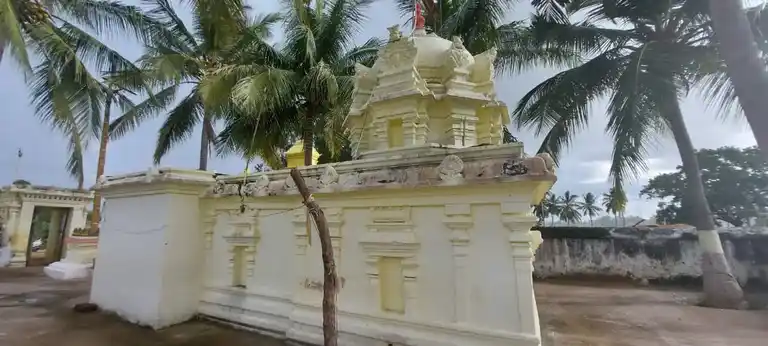 Arulmigu Lakshmi Narayana Perumal Temple, Ozhughur - 631001 அருள்மிகு லட்சுமி நாராயணப்பெருமாள் திருக்கோயில், ஒழுகூர் - 631001, Ranipet - Ancient Temple Architecture and History Image 4