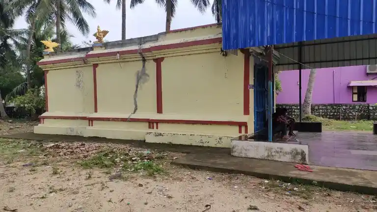 Arulmigu Lakshmi Narayanaperumal Temple, Centre Of The Village, Medur - 601204 Arulmigu Lakshmi Narayanaperumal Temple, Centre Of The Village, Medur - 601204, Tiruvallur - Ancient Temple Architecture and History Image 2
