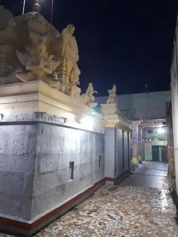 Arulmigu Lakshmi Narayanaperumal Temple, Guruvarajapettai - 632107 அருள்மிகு லட்சுமி நாராயணப்பெருமாள் திருக்கோயில், குருவராஜப்பட்டை - 632107, Ranipet - Ancient Temple Architecture and History Image 2