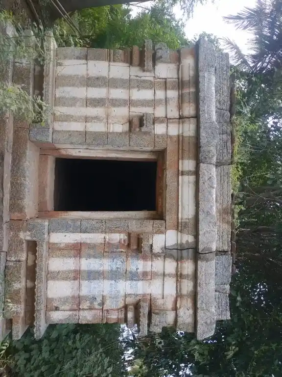 Arulmigu Lakshmi Narayanaperumal Temple, Renganathapuram - 639202 அருள்மிகு லெட்சுமி நாராயணப்பெருமாள் திருக்கோயில்,  - 639202, Karur - Ancient Temple Architecture and History Image 3